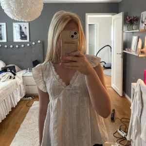 Vit blus med spets och volangärmar - Supersöt vit blus från shein med v-ringning, spetsdetaljer och volangärmar. Blusen har ett broderat mönster och en lös passform. Den har ett LITET hål under armen men det smälter in i mönstret så man tänker inte på det!!💗