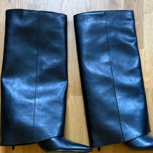 Folded boots från zara - Köpte den på Vinted, hon använde dem bara en gång och själv bara testat dem❣️från Zara och är 8 cm höga i strl 39❣️