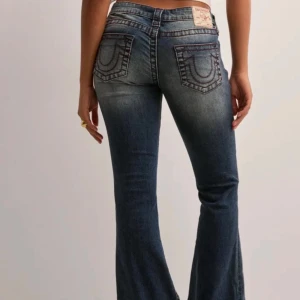 True religion JOEY - Säljer mina helt nya true religion som jag trodde passade från början, men är för stora helt enkelt där av ingen prislapp kvar men HELT oanvända. Strl s-m 28-29. Nypris 1399kr på Nelly.