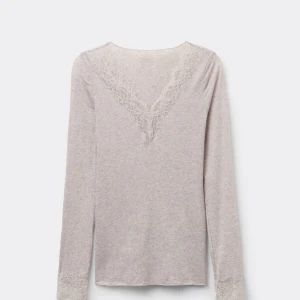 Intimissimi Modal Cashmere Ultralight Long Lace Shirt intimissimi - Intimissimi tröja i nästan helt nytt skick, köpte för  490 och är använd endast 1 gång, säljer då den inte är min stil💞