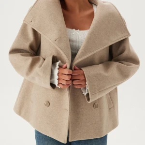 Beige kort kappa från Bubbleroom - Använd några gånger men i väldigt fint skick! Nypris 799:-. 