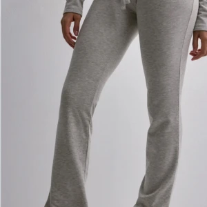 Lågmidjade mjukisbyxor med bootcut - Superbekväma ljusgrå mjukisbyxor , inga defekter , inga fläckar. Dem är lite fluffiga inuti och inte så stretchiga men suuuper sköna. Säljer pga de inte kommer till användning 🥰🙌