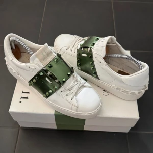 Valentino Skor | 40 - Valentino Rockstud Sneakers | Fint skick förutom lite fläckar på insidan och en nit som saknas, innersulan är utbytt | Original box ingår | INGA BYTEN | Fraktar spårbart 