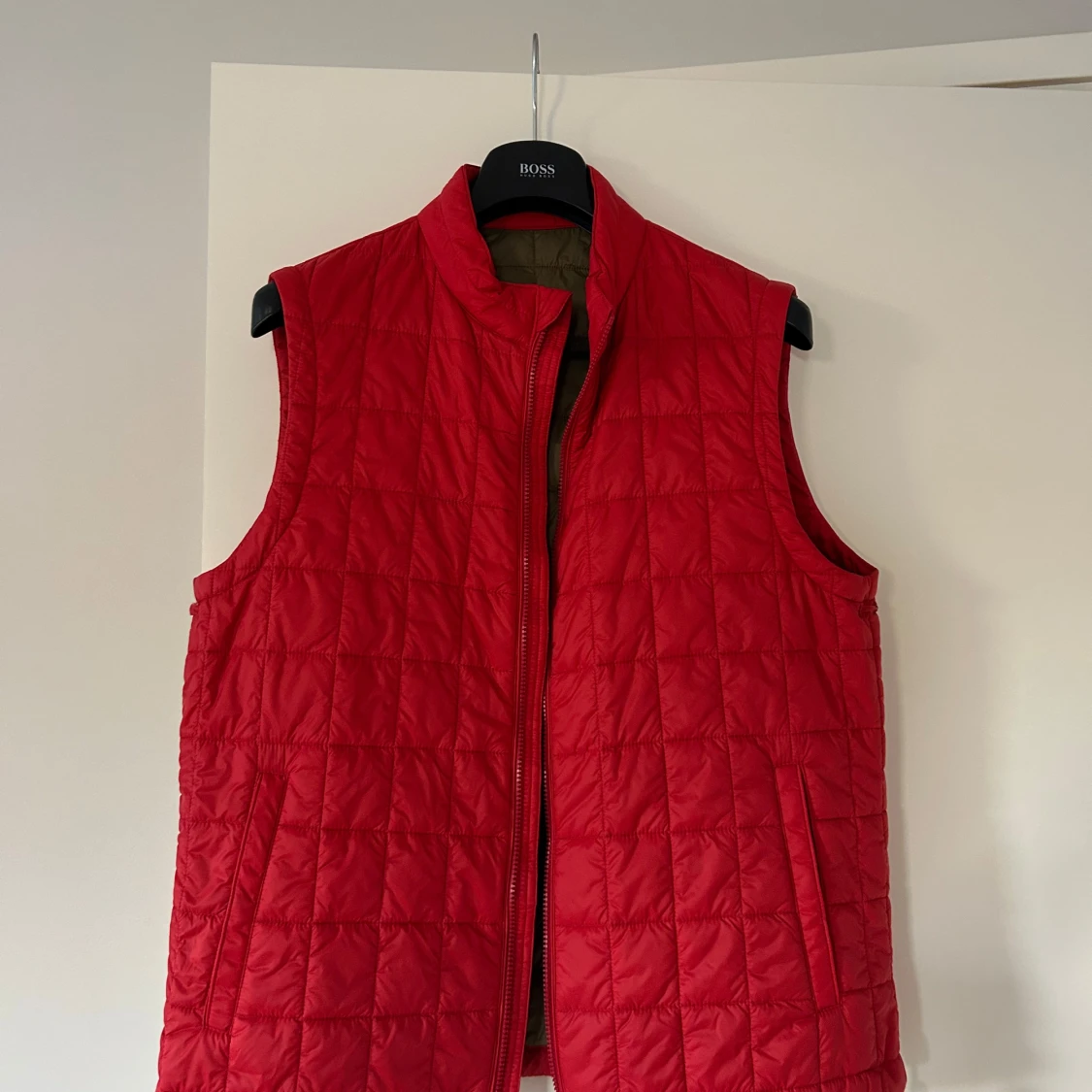 Beige jacka med  röd väst - 2