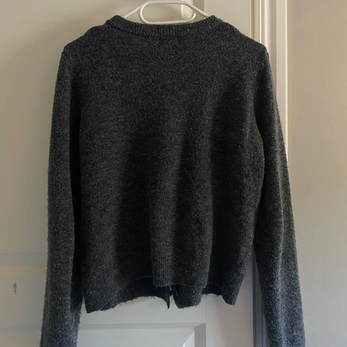 Mörkgrå kofta med knappar - 2