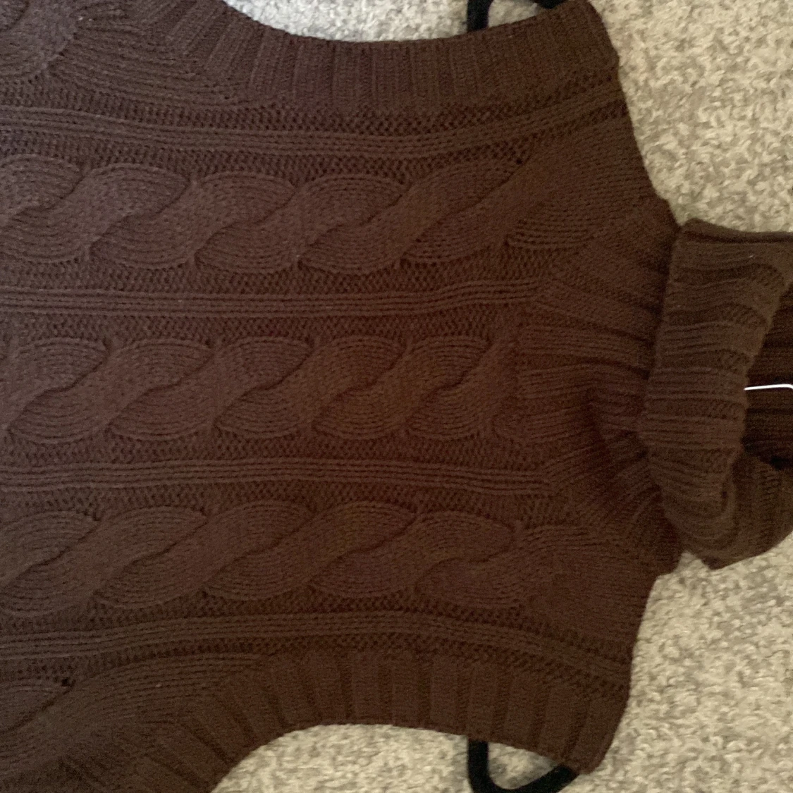 Brun stickad väst med polokrage - 1