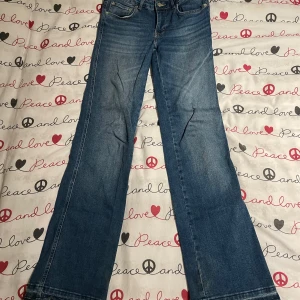 Blå bootcut jeans från Lager157. - Snygga blå jeans från Lager157 med klassisk bootcut-modell. Jeansen har fem fickor, normal passform och är tillverkade i slitstarkt denim. Perfekta för dig som gillar en tidlös look med lite utsvängda ben.
