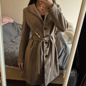 Beige Esprit kappa - Säljer denna beigea Esprit kappan. Den har inga defekter. Köparen står för frakten. 