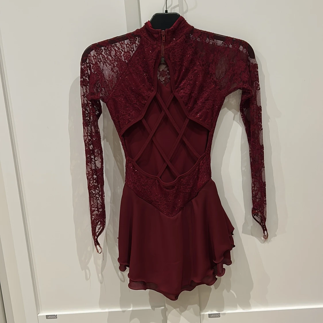 Vinröd konståkningsklännining med spetts och öppen rygg - 1