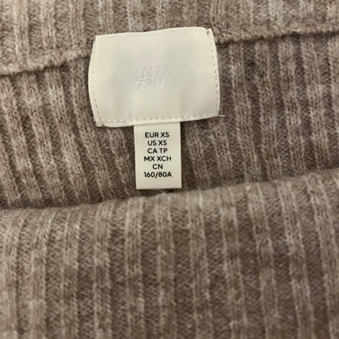 Beige stickad offshouldertröja - 2