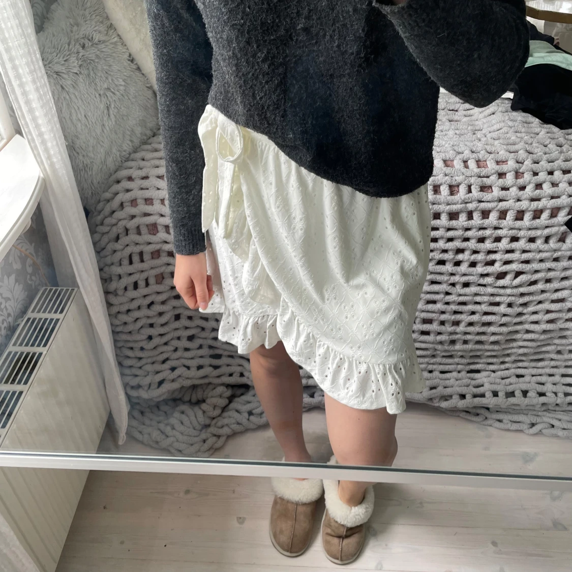 Vit omlottkjol med volang