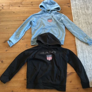GANT hoodie svart & ljusblå - Säljer båda mina gant hoodies, ljus blå och svart. för jag inte använder dem längre. Båda tröjorna är i bra skick och inga defekter eller hål i sig. Jag kan göra 150kr per hoodie eller 250kr för båda.