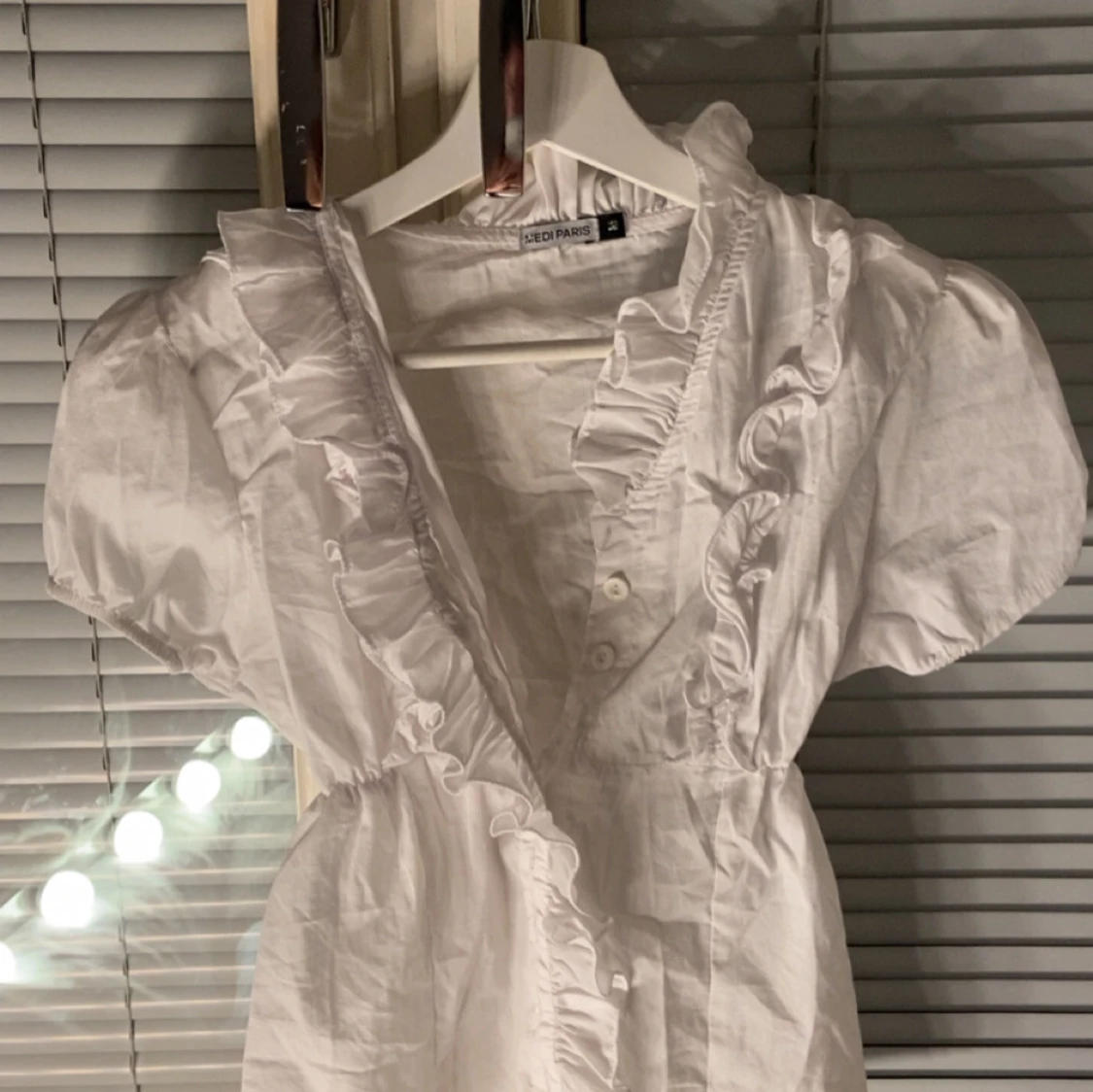 Vit omlott topp med volang