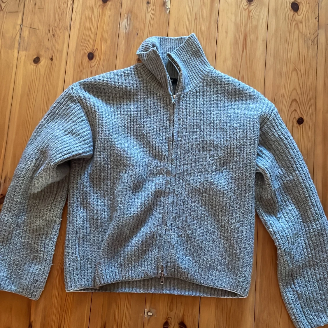 Grå stickad kofta - 1