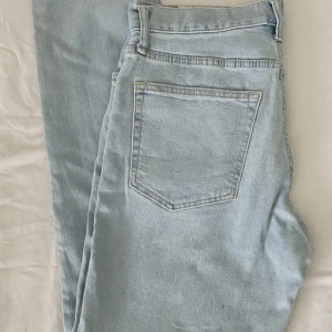 Denim jeans - Säljer ett par Jeans då de aldrig kommit till användning. Ljus denimblå från H&M. Slim fit.  Storlek 29/32