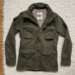 FODRAD FIELDJACKET - Säljer nu denna fodrade fieldjackan som värmer bra och passar perfekt till hösten!🍁| Materialet känns något stelt men utöver det är det en snygg jacka!!🫰🏻| Hör av dig vid frågor!!✌🏻👑