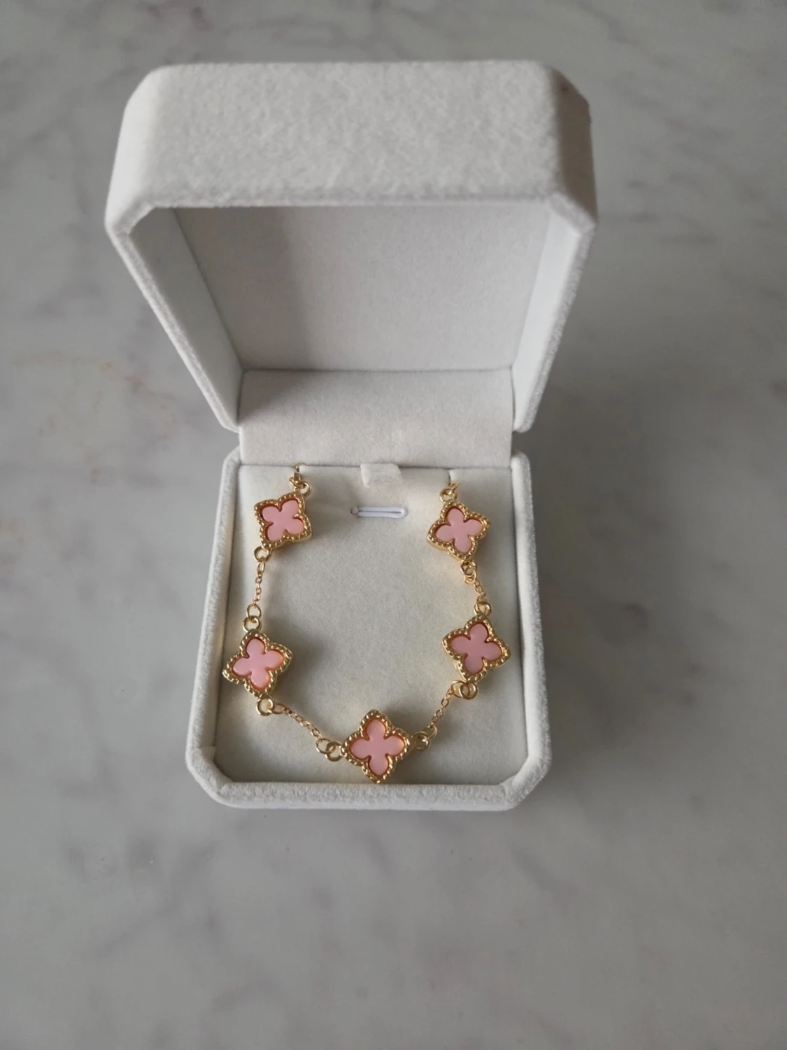 Armband med rosa klöver