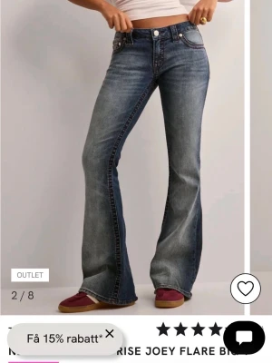 TRUE RELIGON NELLY ULTRA LOW RISE JOEY FLARE BIG T - True religon Nelly ultra low rise joey flare big t jeans. I bra skick utöver att dem är slitna längst ner.