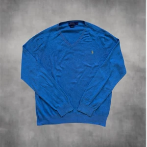 Blå långärmad tröja från Polo Ralph Lauren - Tja! Säljer nu denna blåa långärmade Ralph Lauren tröjan i mjuk pima bomull. Den har en klassisk gul broderad logga på bröstet och ribbade muddar vid ärmslut och nederkant vilket gör att tröjan sitter som den ska, och hålls på plats. Den ända tråkiga är att tröjan har en väldigt liten, knappt synlig fläck (OBS, se sista bilden). Men i övrigt en perfekt tröja för en clean och stilren outfit. Tveka inte på att höra av er vid funderingar!  /Nordic Closet