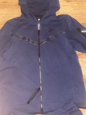 Nike tech dress - En helt ny OG Nike tech dress inga skador helt ny utan pris lapp. Några fler frågor meddela mig gärna.