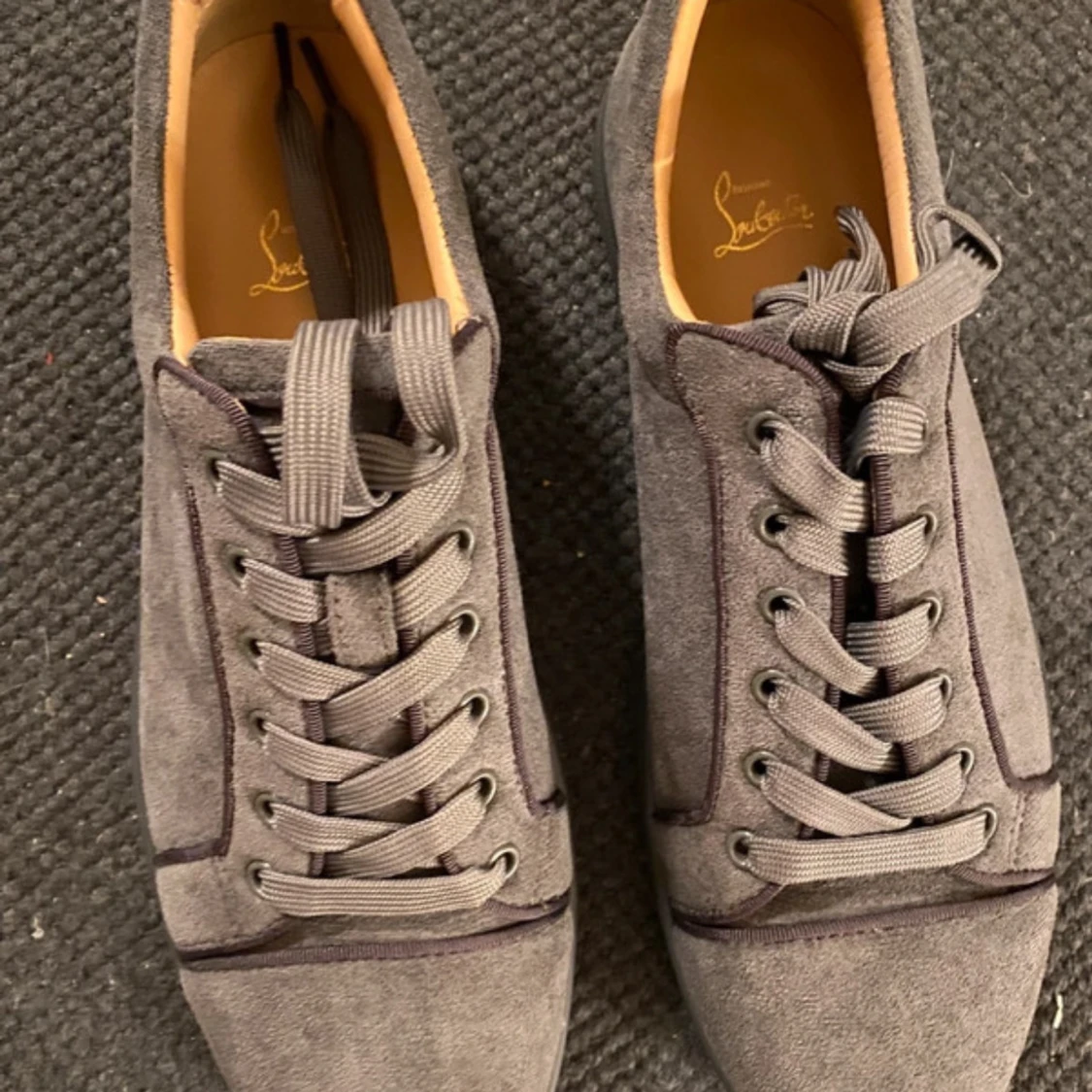 Gråa Louboutin skor - 2