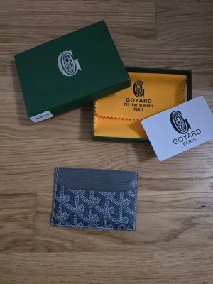 Grå Gy plånbok/kortbehållare - Helt ny grå plånbok/cardholder från gy. Box och allt som syns på första bilden följer med. 