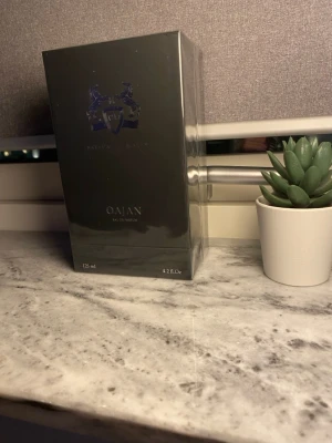 Parfums de Marly Oajan 110ml  - Säljer en helt ny och oöppnad Parfums de Marly Oajan. Fortfarande inplastad och i perfekt skick.  Oajan är en varm, lyxig och söt doft med kanel, honung, tonkaböna och vanilj – en elegant och långvarig parfym som passar perfekt för kvällar och kallare dagar aldrig använd. Snabb leverans och trygg affär!  🎁 Perfekt som julklapp – exklusiv och garanterat uppskattad. A k#opia