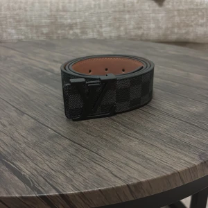 Säljer en LV bälten svart jätte fin bälten  - Inga skador och är en fin bälten svart