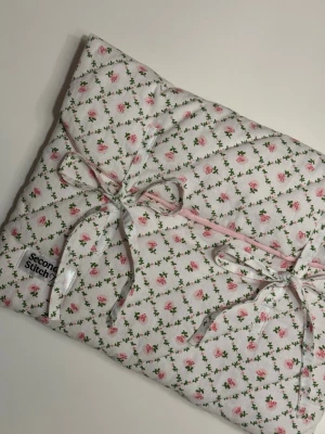 Handgjordt datorfodral utav second hand tyger - Ett handgjordt datorfodral utav second hand tyger. Unikt, hållbart och perfekt för att lägga din dator i. Stängs med hjälp av snören som kan knytas. Endast ett unikt exemplar.                                                      Instagram: secondstitch.bymatilda 💕