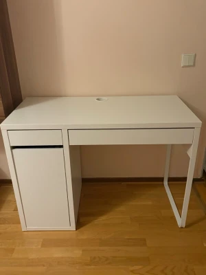 vitt skrivbord från Ikea sidan 105/75. - vitt skrivbord från Ikea sidan 105/75. Pris 300kr .