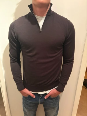 Mörkbrun Half zip - Stilig half zip i färgen brun. Nypris 799kr