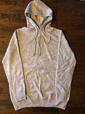 Grå hoodie - Säljer en grå hoodie i storlek M. Riktigt skönt material (vet dock inte exakt vilket). Hör av er vid frågor!