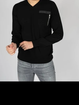 Svart v-ringad tröja med dragkedja - Svart långärmad tröja från LES HOMMES med v-ringning och en snygg detalj i form av en dragkedja på bröstet. Tröjan har ribbade muddar och är tillverkad i mjuk bomull som känns skön mot huden. Perfekt för dig som gillar stilrena och moderna plagg.
