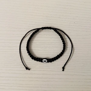 Makramé Armband 🖤M - Makramé Armband  • Man kan välja bland bokstäver A till Z  • Eget motiv  Handgjord av oss Finns i många olika färger ❤️💜💗🧡💛🖤 Går att designa ett eget smycke  Köp sker via DM eller vår hemsida 