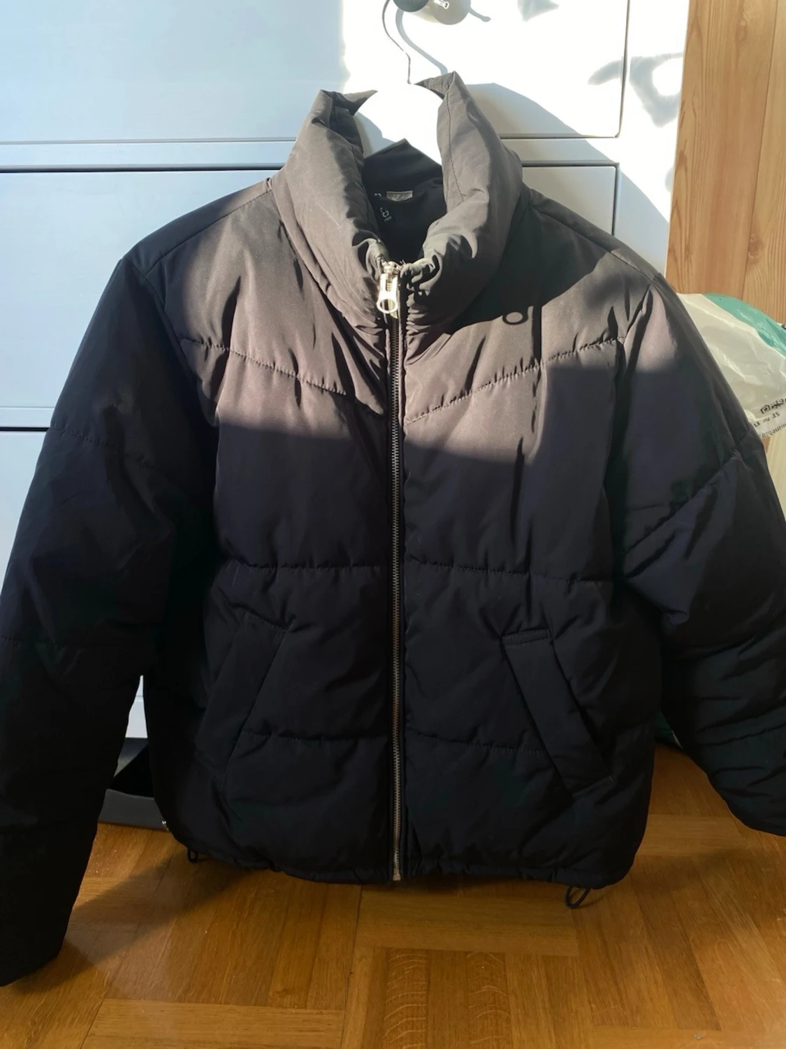 Svart pufferjacka med dragkedja