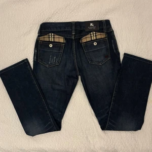 Japanese burberry black label jeans - Mörkblå burberry jeans, black label från 00’ talet i Japan. Storlek w29/32, sjukt bra skick för sin ålder. Väldigt sällsynta. Skriv vid frågor eller funderingar🙌