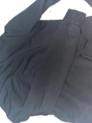 Svart Kenzo sweatshirt XL - Svart sweatshirt från Kenzo i storlek XL med ikonisk broderad tiger på bröstet. Tröjan har rund hals, långa ärmar och ribbade muddar vid ärmslut och nederkant. Materialet är mjuk bomull som känns skönt mot huden. Perfekt för dig som gillar streetwear och snygga loggor.