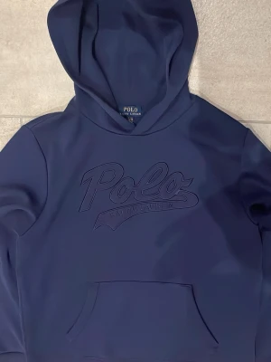 Ralph Lauren hoodie  - Mörkblå ralph Lauren hoodie som inte kommer till användning längre. xl i barn storlek som sitter som en S