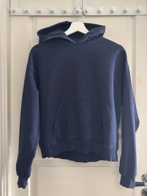Blå hoodie med luva - Säljer en vanlig blå hoodie med luva från Gina tricot. Om ni går in på min profil så ser ni att jag även säljer matchade mjukisbyxor till. 