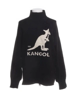 Svart polotröja från Kangol - Cool svart polotröja från Kangol med stor vit känguru-logga på bröstet. Tröjan har lång ärm och hög krage, perfekt för att hålla värmen. Materialet är stickat och känns mjukt mot huden. Passar dig som gillar streetwear och vill sticka ut med en ikonisk design.