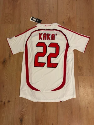 AC Milan Kaká retro fotbollströja  - Helt oanvänd med tags kvar och Adidas påse. Storlek small. Skriv privat för fler bilder eller vid funderingar!