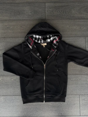 Svart burberry hoodie  - Storlek M mycket bra skick skriv gärna vid intresse✅