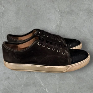 Lanvins - Säljer nu dessa lanvin sneakers då dem ej används längre, perfekt nu till hösten. Skicket är helt okej. Skriv för mer frågor etc! 