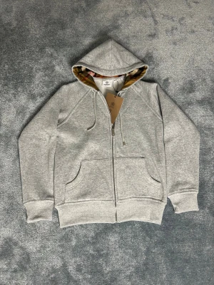 Burberry Zip - Helt oanvänd✅Size: S✅  Kom dm för mer info