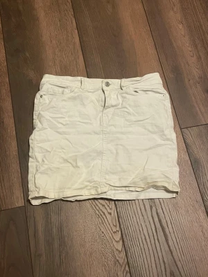 Vit jeans kjol - Nu säljer jag en vit vero Moda kjol i jeansmaterial 