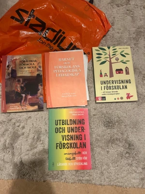 Utbildning och undervisning i förskolan - Upptäck hur du kan skapa en inspirerande och lekfull lärandemiljö i förskolan! Perfekt för dig som vill förstå omsorgsfullt och kreativt stöd för barns utveckling. Modern och färgstark bok för blivande pedagoger och unga vuxna.