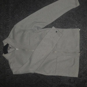 Jackor 3 för 1 - 3 stycken jackor ifrån H&M i storlek xs herr på alla, nästan helt nya Inga fläckar eller skador. Säljer alla 3 för priset av 1, 530kr. Är du intresserad av att köpa 1 så är det bara att skriva 200kr st