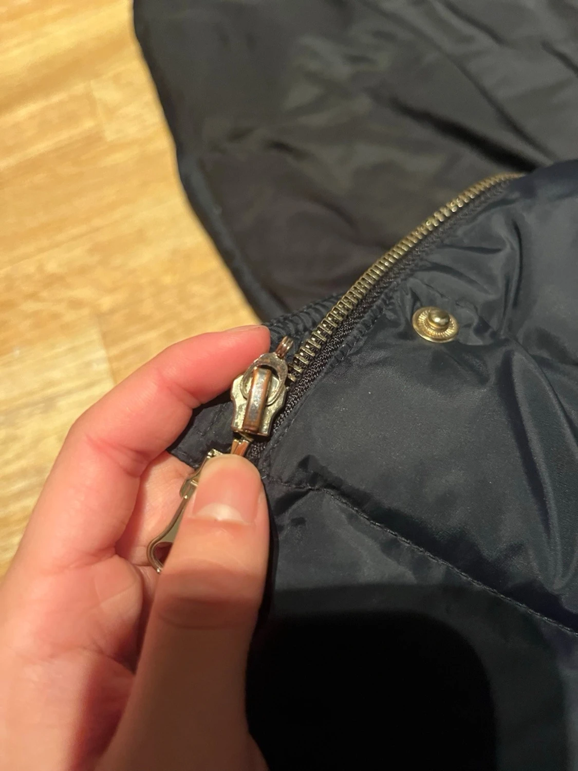 Svart Moncler dunjacka med päls - 4