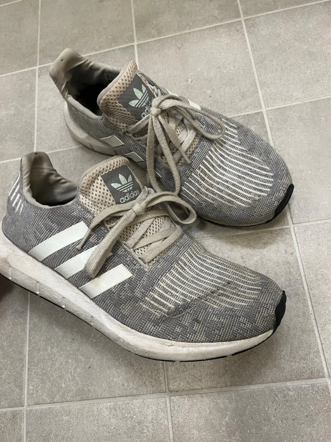 Grå adidas sneakers strl 44 - 2