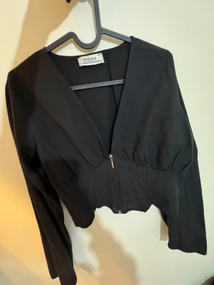 Svart blus  - En svart blus från Chiquelle i stl S som är i väldigt bra skick säljs för 80 kr. 